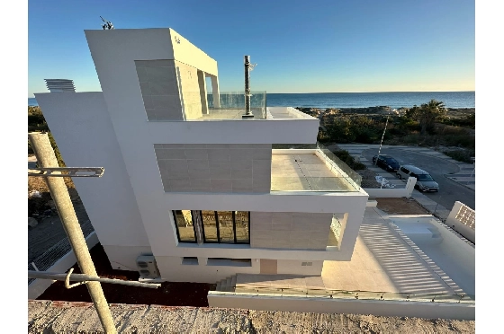 Villa in Oliva zu verkaufen, Zona de estar 173 m², Baujahr 2023, Zustand Erstbezug, + Fussbodenheizung, Klimaanlage, Terreno 350 m², 3 Schlafzimmer, 4 Badezimmer, Pool, ref.: AS-1623-19
