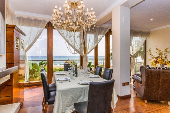 Villa in Denia zu verkaufen, Zona de estar 266 m², Klimaanlage, Terreno 1254 m², 5 Schlafzimmer, 3 Badezimmer, Pool, ref.: VI-CHA2550-23