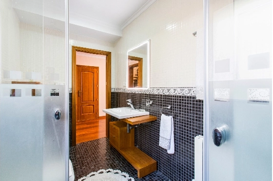 Villa in Denia zu verkaufen, Zona de estar 266 m², Klimaanlage, Terreno 1254 m², 5 Schlafzimmer, 3 Badezimmer, Pool, ref.: VI-CHA2550-40