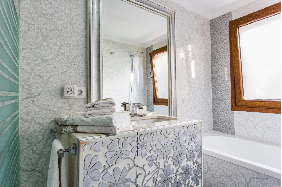 Villa in Denia zu verkaufen, Zona de estar 266 m², Klimaanlage, Terreno 1254 m², 5 Schlafzimmer, 3 Badezimmer, Pool, ref.: VI-CHA2550-41