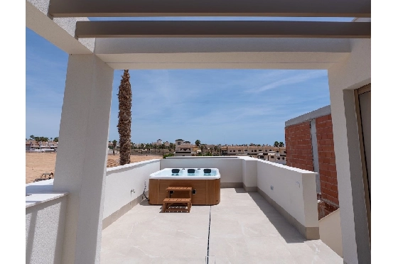 Eck-Reihenhaus in Los Alcazares zu verkaufen, Zona de estar 146 m², Zustand Erstbezug, Klimaanlage, Terreno 177 m², 3 Schlafzimmer, 2 Badezimmer, Pool, ref.: HA-LAN-480-Q01-21